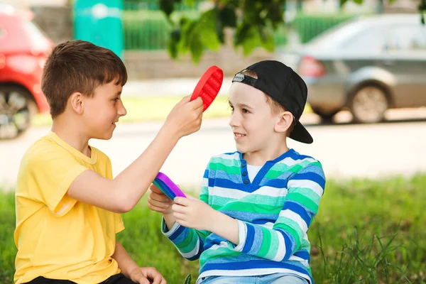 Gelukkige Kinderen Hebben Plezier Buiten Leuke Jongens Spelen Met Trendy — Stockfoto