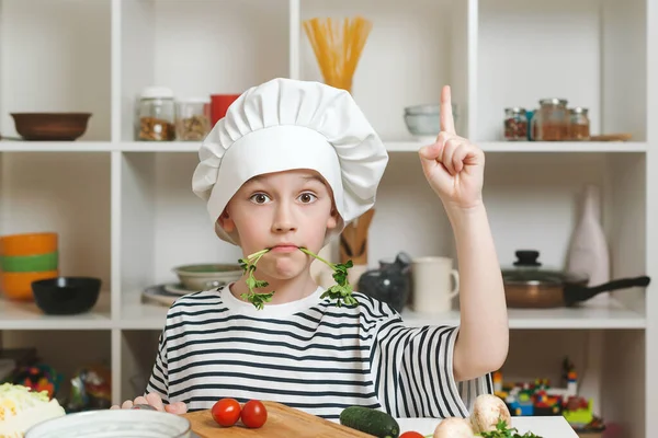 Schattig Jongetje Met Een Koksmutje Met Wijzende Hand Koken Voedsel — Stockfoto