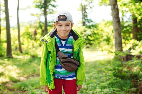 Aranyos Boldog Fiú Aki Jól Érzi Magát Erdőben Családi Kempingezés — Stock Fotó