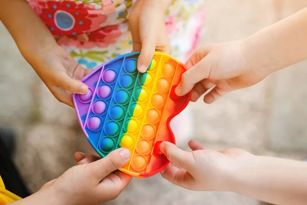 Gruppe Von Kindern Die Beliebtes Spielzeug Der Hand Halten Von — Stockfoto