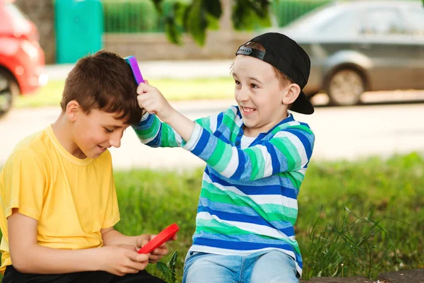 Boldog Gyerekek Szórakoznak Szabadban Aranyos Fiúk Játszanak Trendi Pop Játék — Stock Fotó