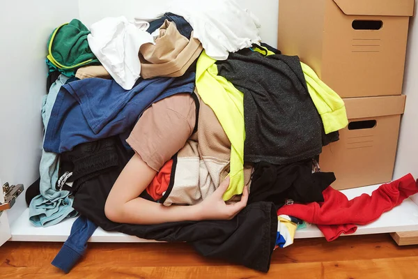 Luie Jongen Liggend Geworpen Kleren Vloer Rotzooi Open Garderobe Een — Stockfoto