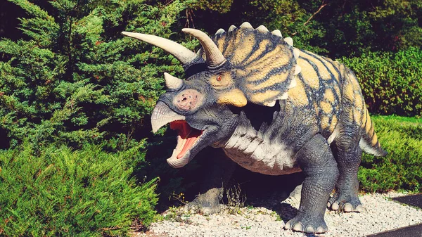 Turistická Atrakce Pro Děti Dinosaurus Dinosauřím Parku Letní Tábor Dovolená — Stock fotografie