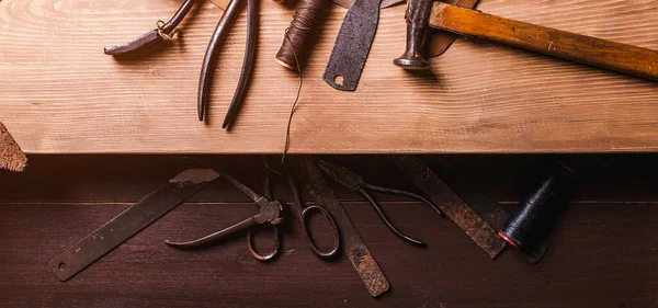 旧木桌上的皮革手工工具 皮革工艺车间 鞋匠的工作台鞋匠车间的工具和皮革 皮革工匠工作台上的工作工具 — 图库照片