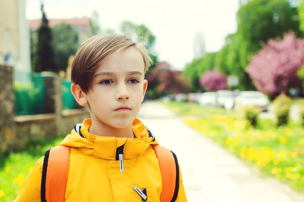 英俊的少年学生上学去了 带背包的可爱男孩新学年开始时 认真的学生在户外的肖像 学校和生活方式概念 — 图库照片