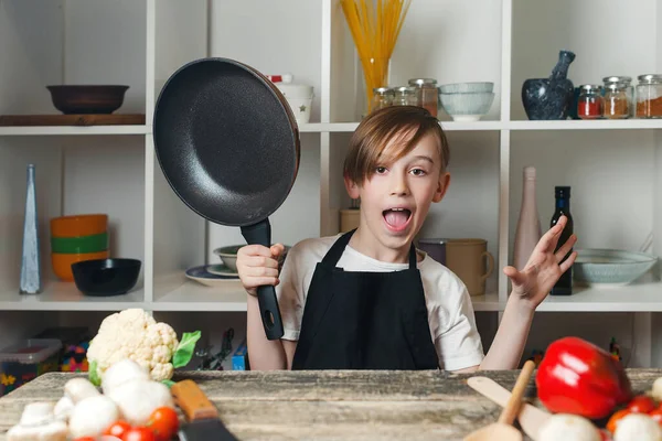 Piccolo Chef Divertente Con Una Padella Cucina Ragazzo Con Grembiule — Foto Stock