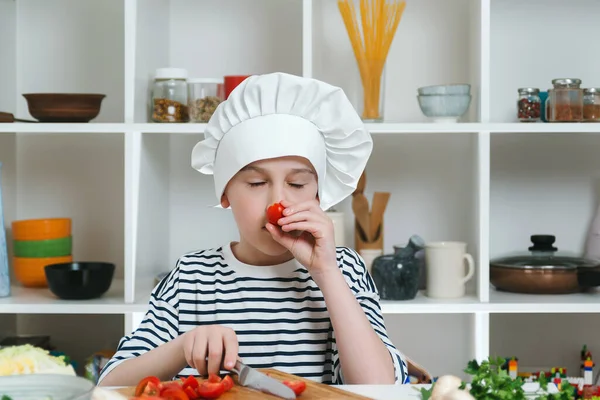 Piccolo Chef Che Taglia Pomodorini Freschi Insalata Cuoco Bambino Cuoco — Foto Stock