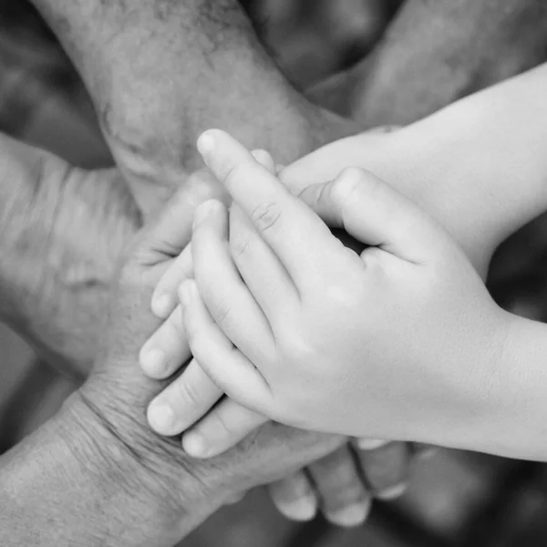 Prarodiče Vnoučaty Držící Ruce Výhled Shora Koncept Rodiny Péče Podpory — Stock fotografie