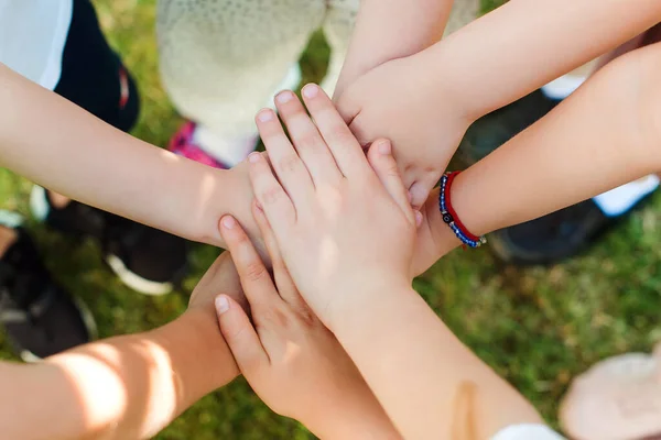 Děti Dávají Ruce Dohromady Venku Výhled Shora Skupina Rukou Mladých — Stock fotografie