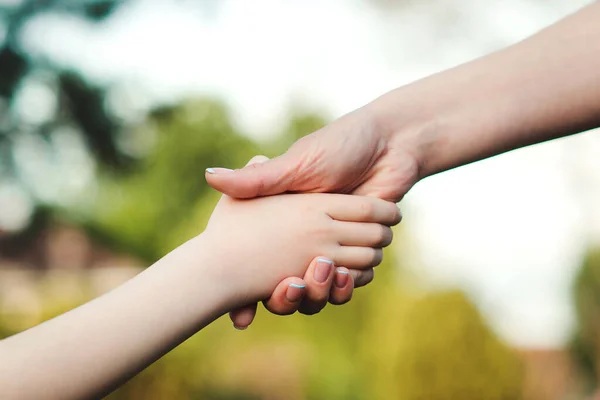 Madre Hijo Manos Fondo Naturaleza Apoyo Familiar Ayuda Confianza Padre — Foto de Stock