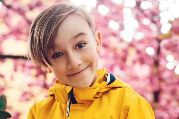 Sonriente Niño Preadolescente Mirando Cámara Enfrenta Emociones Expresión Lindo Chico — Foto de Stock