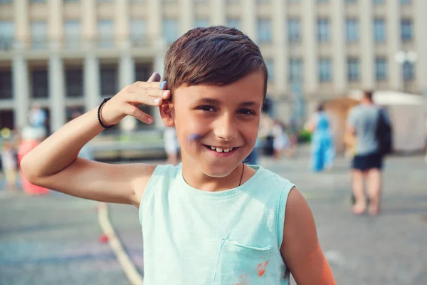 Aranyos Fiú Festett Színek Holi Fesztivál Boldog Gyerekkort Tinédzser Fiú — Stock Fotó