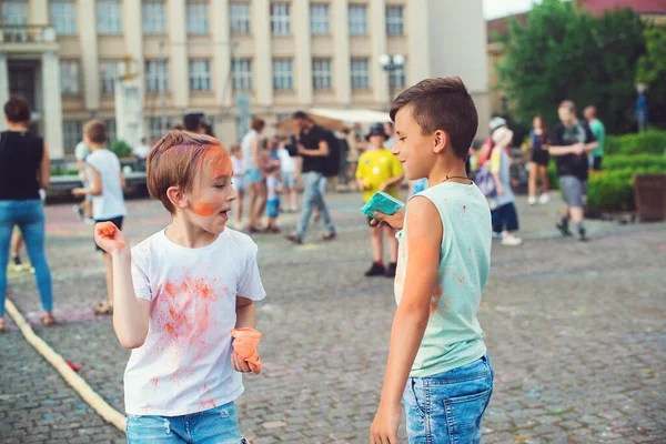 Gruppo Bambini Che Lanciano Polvere Colorata Nell Aria Feste Holi — Foto Stock