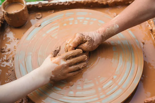 Insegnante Bambino Che Fanno Pentole Ceramica Ceramisti Mani Bambino Laboratorio — Foto Stock