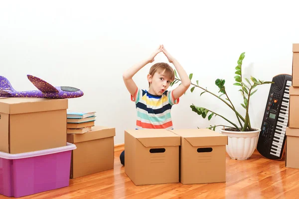 Niño Feliz Divirtiéndose Durante Día Mudanza Una Nueva Casa Vivienda —  Fotos de Stock