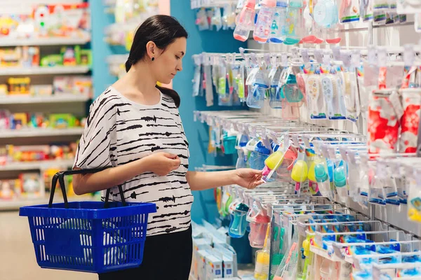 Zwangere Vrouw Winkelt Een Babywinkel Een Vrouw Die Babyspullen Kiest — Stockfoto