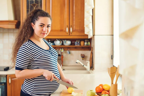 Junge Schwangere Frau Bereitet Obstsalat Der Heimischen Küche Gesunde Ernährung — Stockfoto