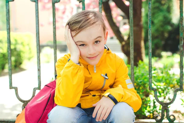 Retrato Livre Estudante Feliz Com Mochila Jovem Estudante Início Aula — Fotografia de Stock