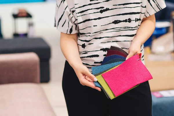 Vrouw Kiest Kleuren Patronen Van Bekleding Stoffen Achtergrond Van Textielindustrie — Stockfoto