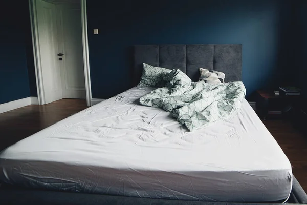 Diseño Interior Dormitorio Color Azul Oscuro Cama Sin Hacer Habitación — Foto de Stock