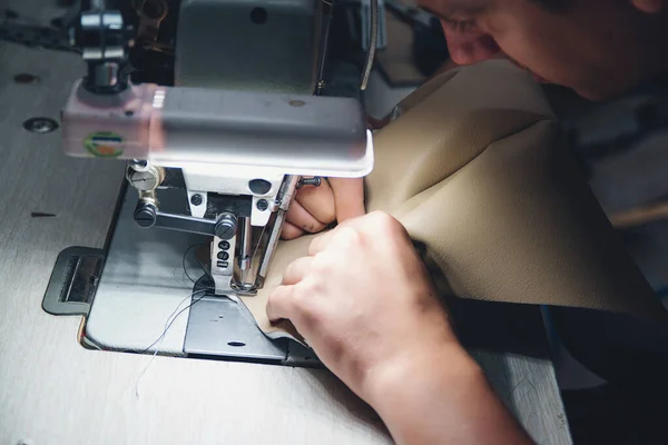 皮革工匠的工作过程 制革工在特殊缝纫机上缝制皮革 缝纫机上的工人缝制皮革制品 皮革工人车间 — 图库照片