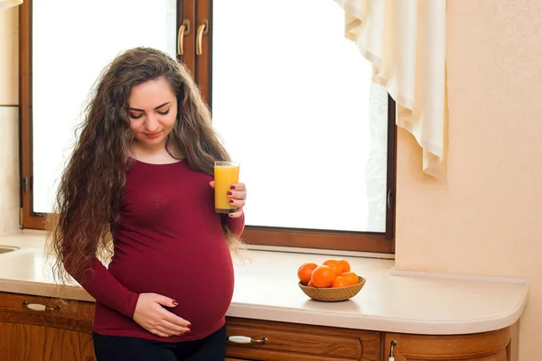 Ciężarna Kobieta Kuchni Zdrowym Jedzeniem Zdrowe Odżywianie Dieta Czasie Ciąży — Zdjęcie stockowe