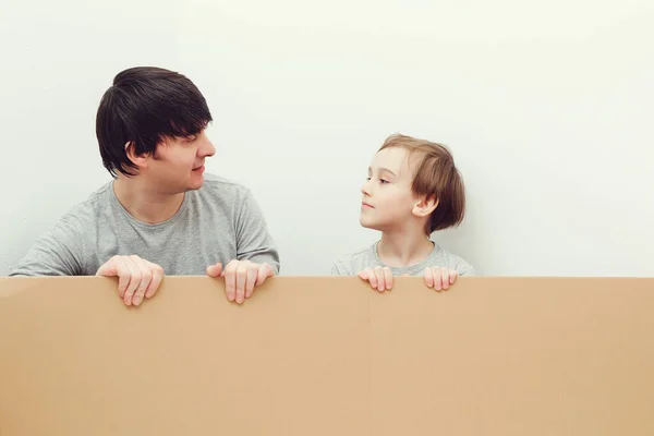 Pai Filho Segurando Cartaz Papelão Juntos Pai Filho Olharem Para — Fotografia de Stock