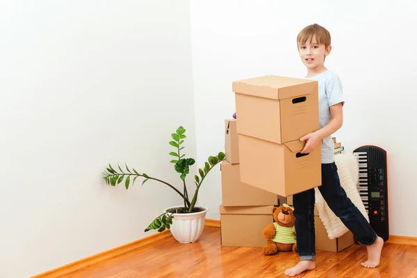 Feliz Niño Llevando Cajas Nuevo Hogar Día Mudanza Chico Feliz — Foto de Stock