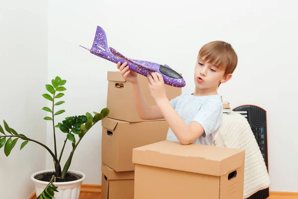 Cuidado Protección Familia Día Mudanza Chico Feliz Divirtiéndose Día Mudanza — Foto de Stock