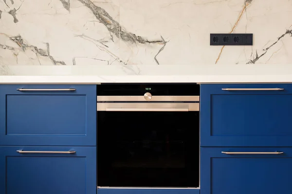 대리석으로 타일을 고급푸른 주방에 현대적 현대식 인테리어 — 스톡 사진