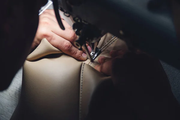 Working Process Leather Craftsman Tanner Sews Leather Special Sewing Machine — Stock Photo, Image