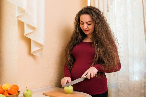 Młoda Ciężarna Kobieta Przygotowuje Sałatkę Owocową Domowej Kuchni Zdrowe Odżywianie — Zdjęcie stockowe
