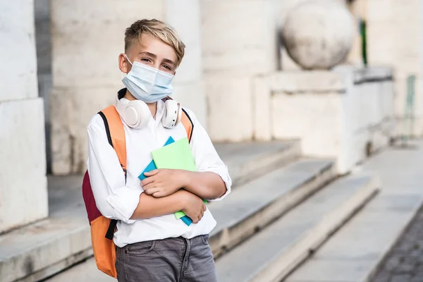 Onderwijs Tijdens Een Pandemie School Jongen Draagt Gezichtsmasker Tijdens Corona — Stockfoto