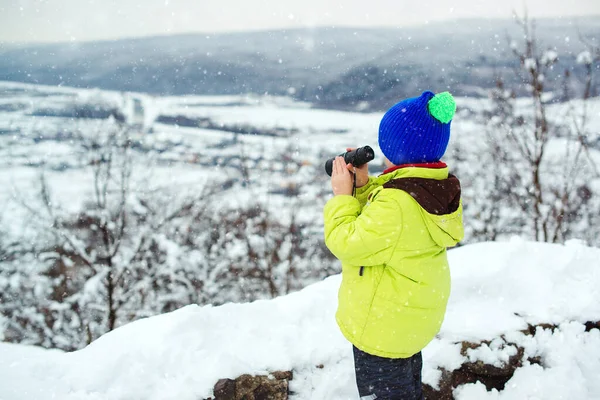 Seyyah Dürbünle Uzaklığa Bakıyor Seyahat Çocukluk Yaşam Tarzı Konsepti Kış — Stok fotoğraf
