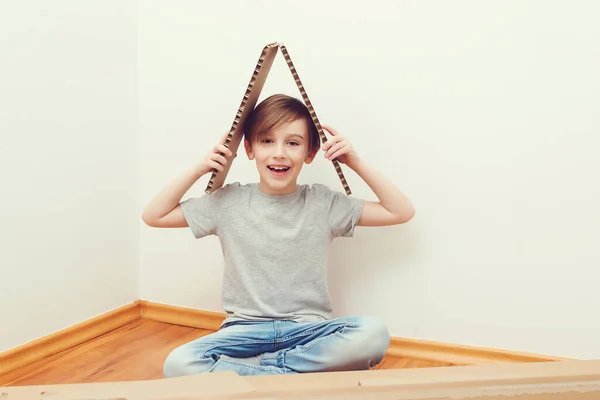 Dziecko Robi Symbol Dachu Nowym Domu Zakwaterowanie Dla Młodej Rodziny — Zdjęcie stockowe