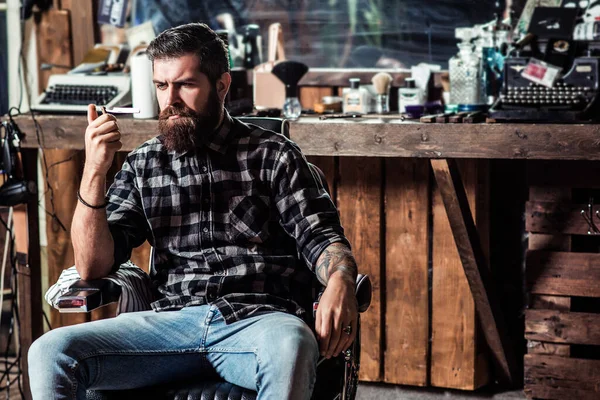 Tipo Barbudo Brutal Sentado Numa Cadeira Barbeiro Barbearia Vintage Barba — Fotografia de Stock