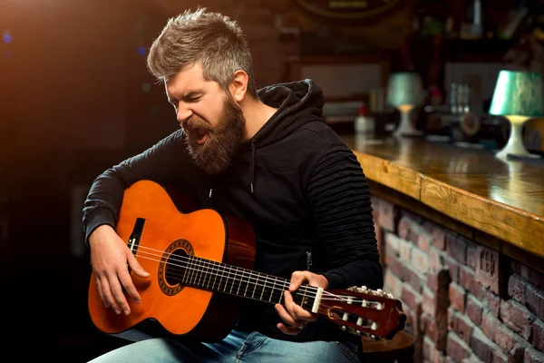 Hombre Guapo Con Canciones Guitarra Cantando Bar Hombre Toca Guitarra — Foto de Stock