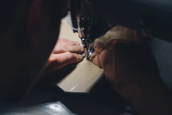 Робочий Процес Шкіряного Майстра Таннер Шиє Шкіру Спеціальній Швейній Машині — стокове фото