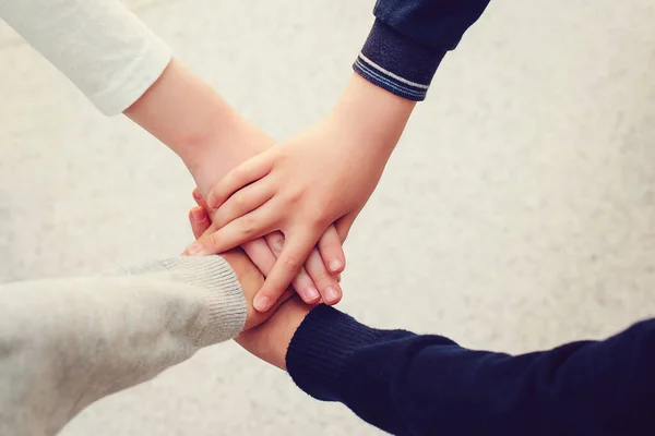 Çocuklar Ellerini Birleştiriyor Birlik Konsepti Bir Grup Okul Arkadaşının Elleri — Stok fotoğraf