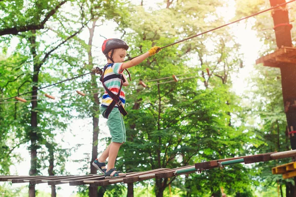 Pojken Passerar Kabelbanan Högt Bland Träden Sommarläger Friska Sportig Barndom — Stockfoto