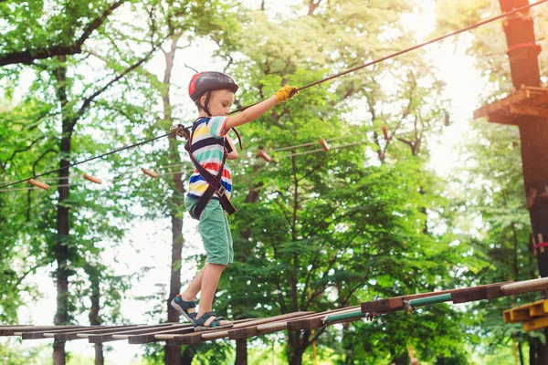 Junge Passiert Die Kabeltrasse Hoch Oben Zwischen Bäumen Sommerlager Gesunde — Stockfoto