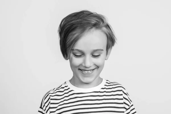 Een Lachende Jongen Die Poseert Studio Kinderstijl Mode Lachend Kind — Stockfoto