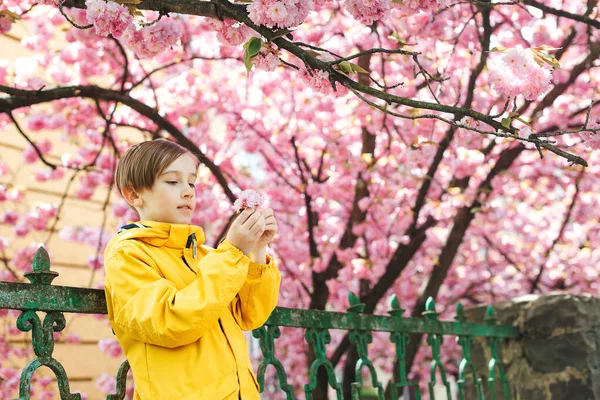 Usmívající Mladík Procházející Jarním Parku Hezký Chlapec Pózující Blízko Rozkvetlého — Stock fotografie