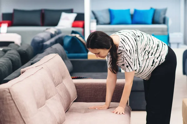 Klantenvrouw Koopt Nieuw Meubilair Vrouw Die Kwaliteit Van Bank Controleert — Stockfoto