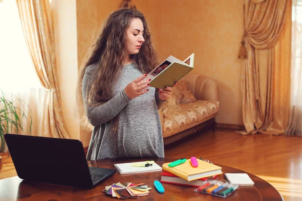 Schwangere Geschäftsfrau Benutzt Laptop Und Arbeitet Hause Frau Beim Online — Stockfoto