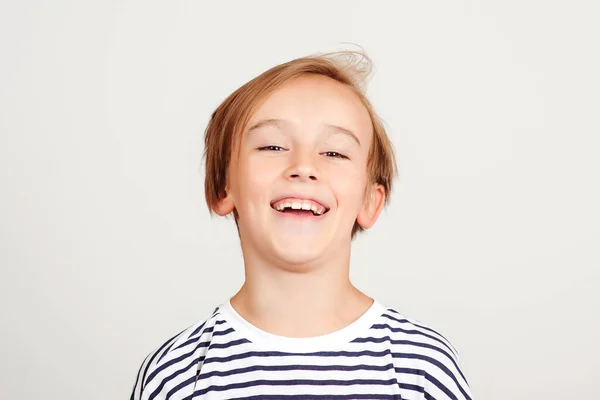 Retrato Menino Bonito Bonito Rapaz Sorridente Posando Estúdio Estilo Crianças — Fotografia de Stock