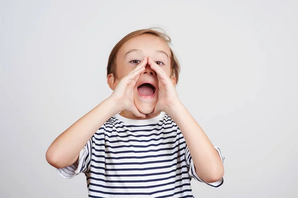 Beyaz Arka Planda Bağıran Sevimli Bir Çocuk Çocuk Ağzını Iyice — Stok fotoğraf