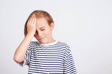 Çocuk alnına avuç içi ve kapalı gözlerle vuruyor. Mutsuz çocuk bir şey unutmuş. Duygularınla ve ifadenle yüzleş. Tüh, ne yaptım ben? Okula ve haberlere dönelim. Hayır, olamaz. Hataları düşünen bir çocuk..