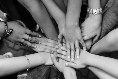 Dışarıda el ele tutuşan bir grup çocuk. Arkadaşlık, birlik ve takım çalışması kavramı. Arkadaşlar ellerini birbirlerinin üstüne koyuyorlar. Güvenilir dostluğun işareti..