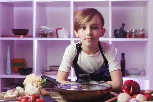 Fiducioso Futuro Chef Cucina Ragazzo Con Grembiule Chef Cucinare Concetto — Foto Stock